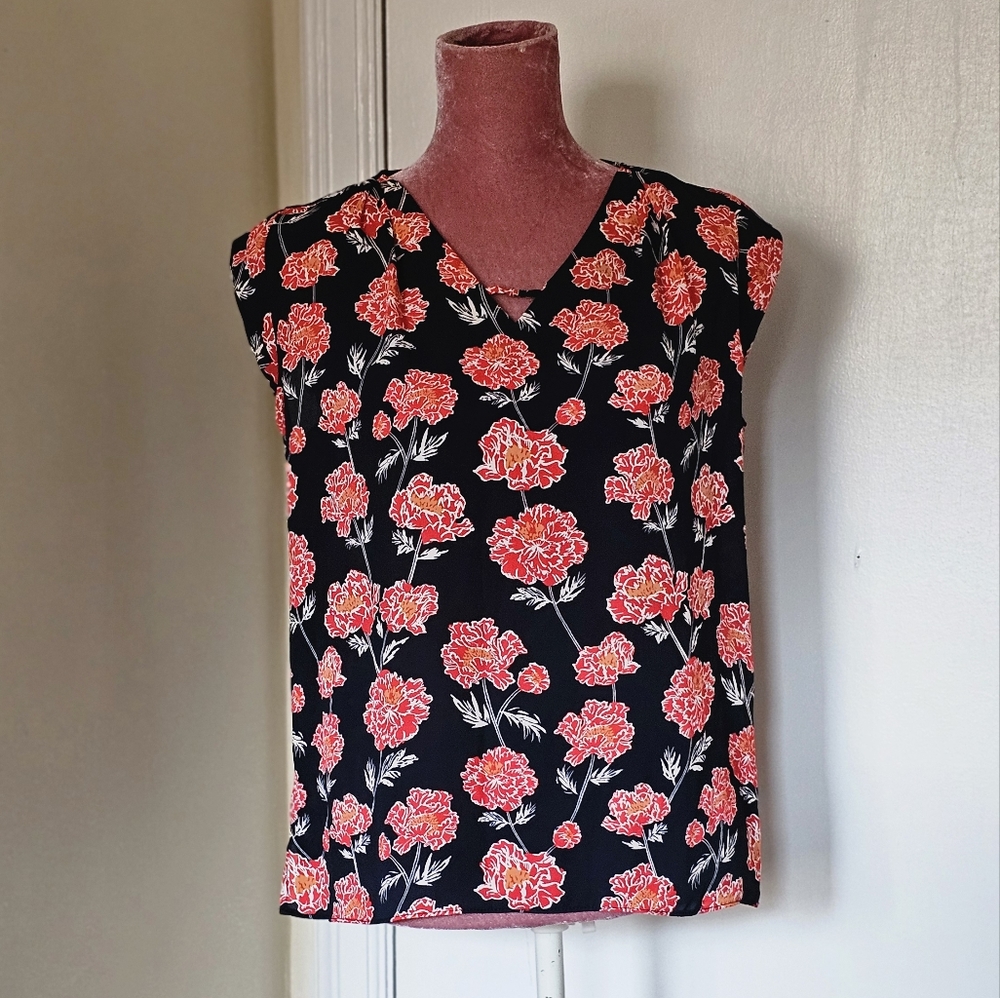 Women's Banana Republic floral sleeveless top, size small.